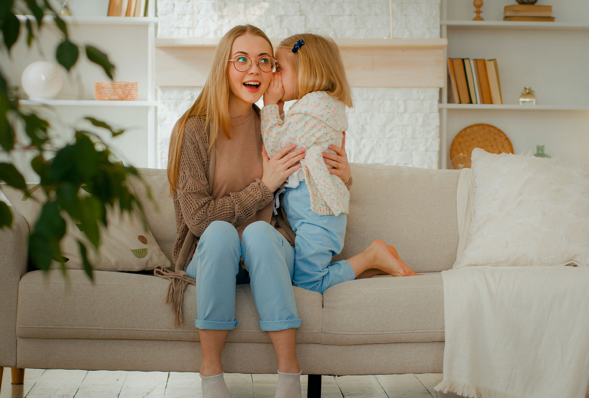 Mädchen flüstert ihrer Mama ins Ohr Eigenbluttherapie