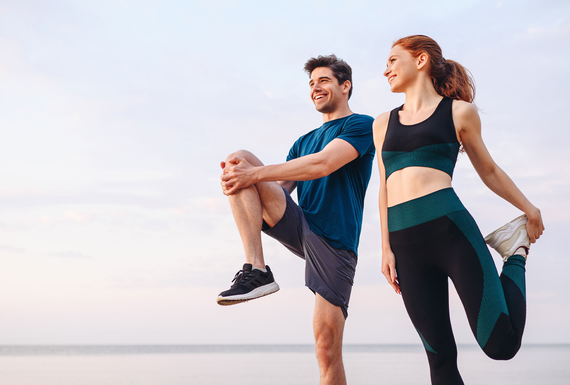 Mann und Frau dehnen sich zum Joggen Eigenbluttherapie