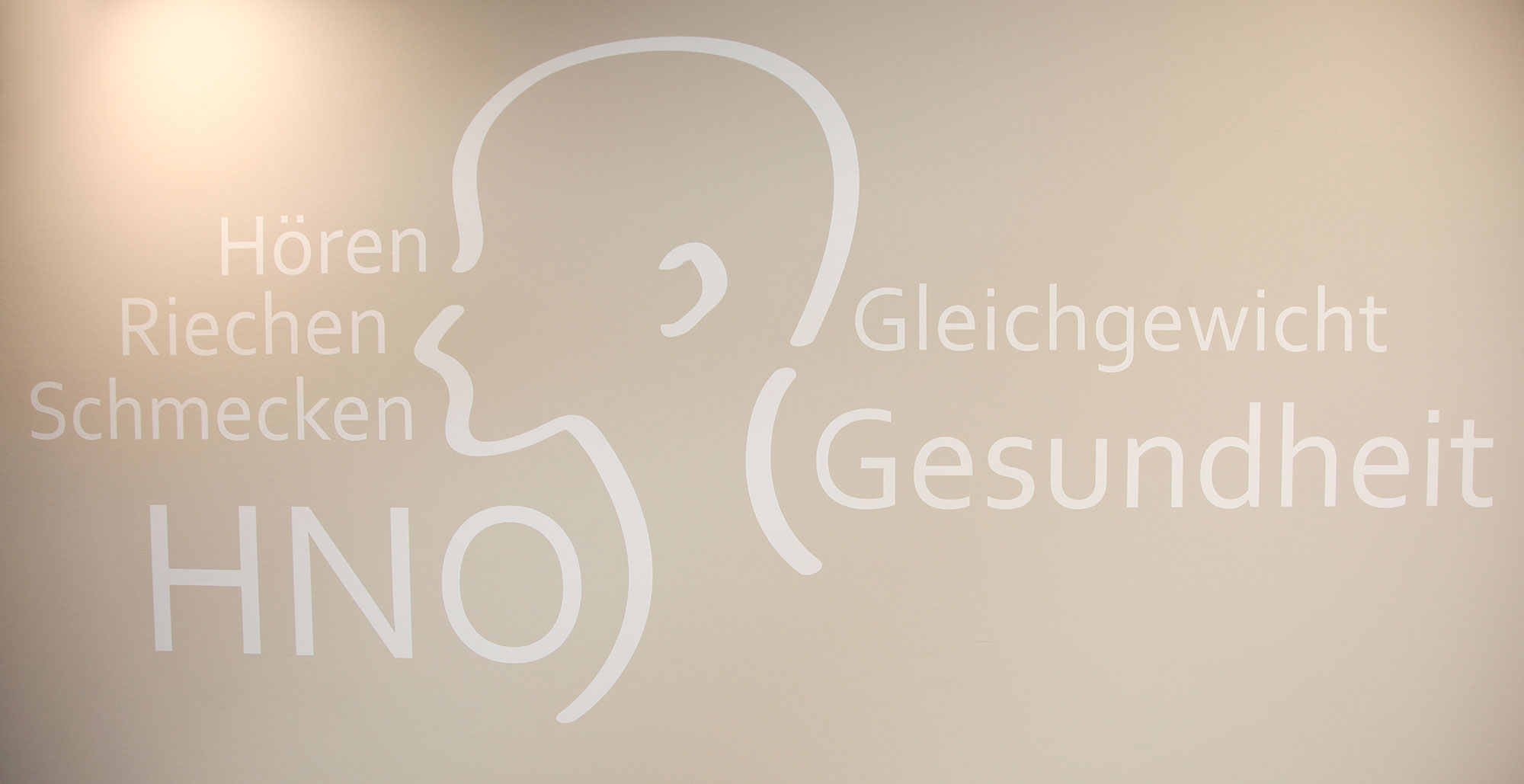 Praxisschild mit Logo Leistungsübersicht